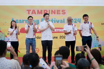 (dari kiri) Penolong Profesor Pemasaran, Universiti Teknologi Nanyang (NTU), Dr Charlene Chen; Mayor Majlis Pembangunan Masyarakat (CDC) North East, Encik Desmond Choo; Perdana Menteri, Encik Lawrence Wong; Menteri Pembangunan Sosial dan Keluarga merangkap Menteri Kedua Kesihatan, Encik Masagos Zulkifli Masagos Mohamad dan Setiausaha Parlimen Kanan (Kemampanan dan Sekitaran merangkap Pengangkutan), Encik Baey Yam Keng, hadir di Festival Pembelajaran Tampines pada 15 Jun.