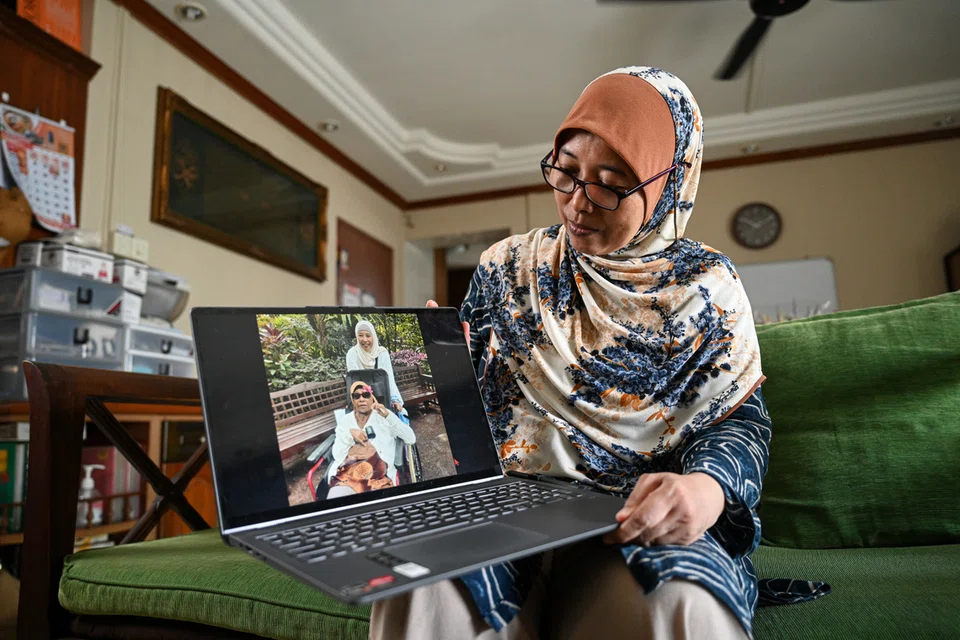 Cik Norhalizah Haris menghargai jasa baik dan usaha Ambulance Wish yang telah menunaikan hasrat ibunya, Allahyarhamha Cik Rokiah Adnan (gambar sisipan di komputer riba), yang menggemari alam semula jadi, untuk bersiar-siar di Kebun Bunga Singapura. 