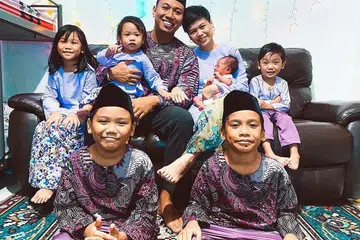 PENAWAR KELETIHAN: Hans Hamid yang berumah tangga pada usia muda 21 tahun, bersyukur memiliki keluarga yang memahami kerjaya seninya. Bersamanya ialah anak-anak (dari kiri, duduk di kerusi) Iman, Iyla, isterinya Irna, yang memangku Erhan, Nufail serta (depan, dari kiri) Mika dan Dini. - Foto ihsan HANS HAMID