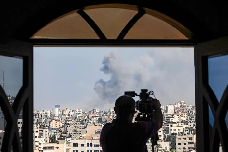 MERAKAM PERISTIWA: Jurukamera AFPTV merakam kejadian pengeboman di Gaza pada 8 Oktober semasa membuat liputan konflik Israel-Palestin.