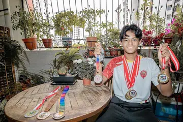 PERTAJAM KEMAHIRAN: Melibatkan diri dalam kelab bola sepak di luar sekolah dapat mempertajam kemahiran dan meluaskan peluang pelajar Amirul Hakim Bakhtiar mengambil bahagian dalam pertandingan bola sepak di pertingkat antarabangsa. - Foto BH oleh NUR DIYANA TAHA