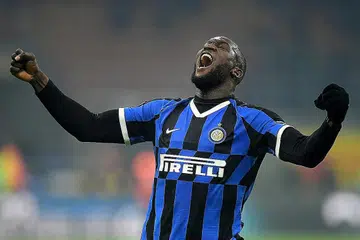 CERGAS DAN SIAP: Romelu Lukaku ketika beraksi bagi Inter Milan. Pemain asal Belgium ini berkata beliau telah kembali cergas dan boleh menyertai Chelsea menghadapi Arsenal hujung minggu ini dalam perlawanan EPL. - Foto fail