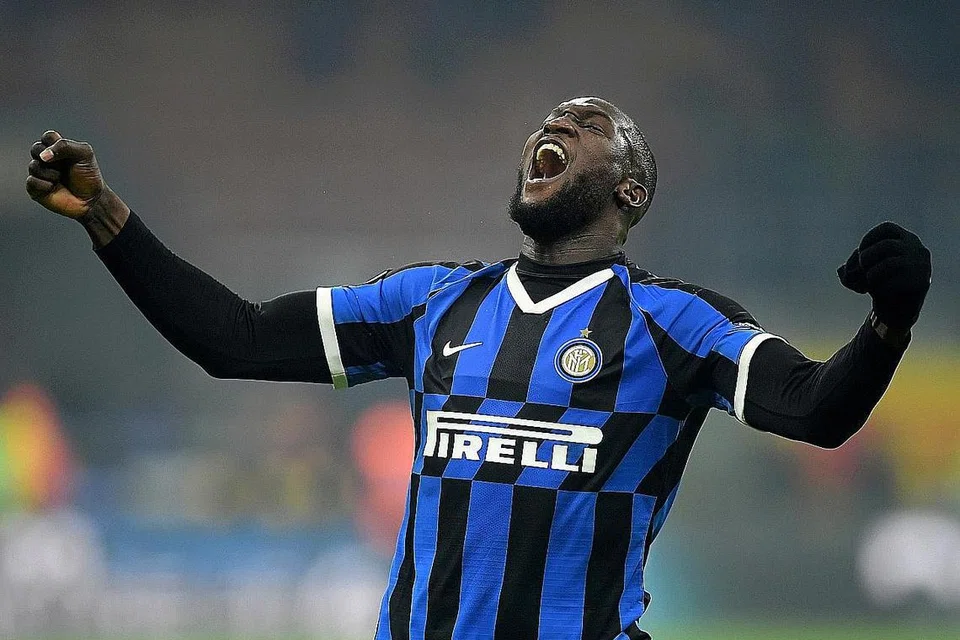 CERGAS DAN SIAP: Romelu Lukaku ketika beraksi bagi Inter Milan. Pemain asal Belgium ini berkata beliau telah kembali cergas dan boleh menyertai Chelsea menghadapi Arsenal hujung minggu ini dalam perlawanan EPL. - Foto fail