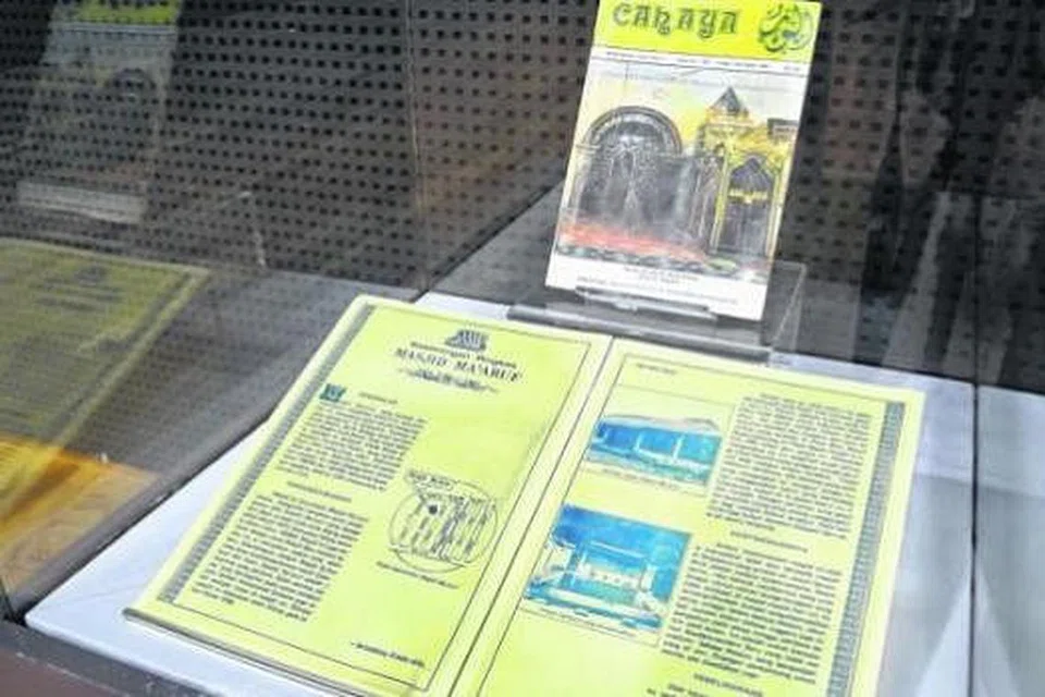 SUSURI KENANGAN LAMA: Cicit Sultanul Auliya Al-Arifbillah Syeikh Muhammad As-Suhaimi, Ustaz Abdul Hafiz Muhammad Taha As-Suhaimi, melihat khazanah warisan Masjid Maarof yang dipinjamkan Encik Helmie Sufie Jailani sempena ceramah di TWM baru-baru ini. Antara khazanah itu ialah majalah Cahaya (gambar) dan manaqib atau buku riwayat cendekiawan Islam. - Foto-foto JOHARI RAHMAT
