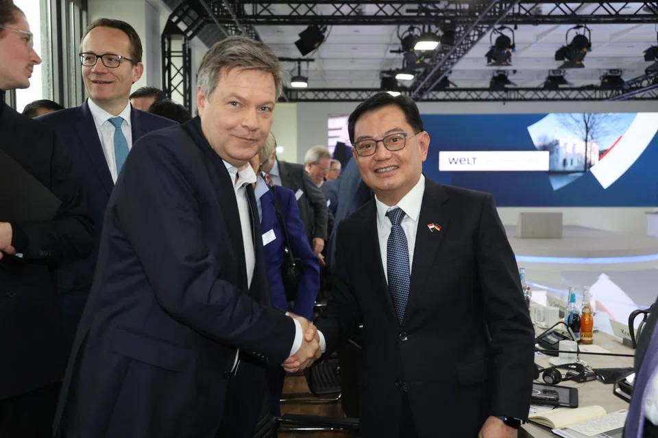 Timbalan Perdana Menteri, Encik Heng Swee Keat (kanan), berjabat tangan dengan Naib Canselor merangkap Menteri Ehwal Ekonomi dan Tindakan Iklim, Dr Robert Habeck.