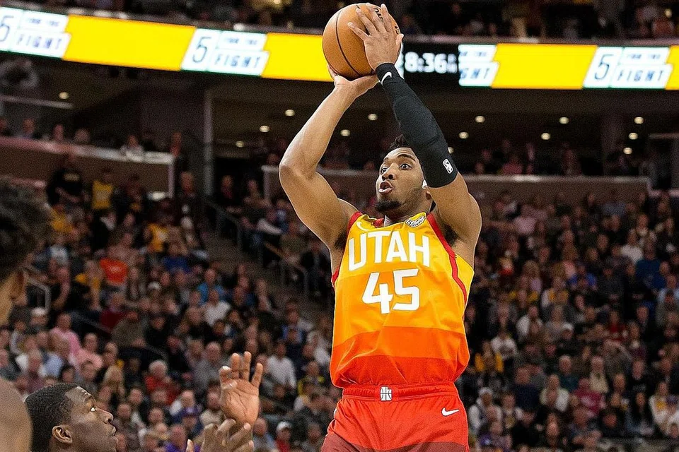 KORONAVIRUS LANDA NBA AMERIKA: Utah Jazz bola keranjang pasukan Utah Jazz Rudy Gobert dan Donovan Mitchell (gambar atas jersi kuning/jingga) tidak terlepas daripada dijangkiti Covid-19. - Foto-foto AFP, REUTERS