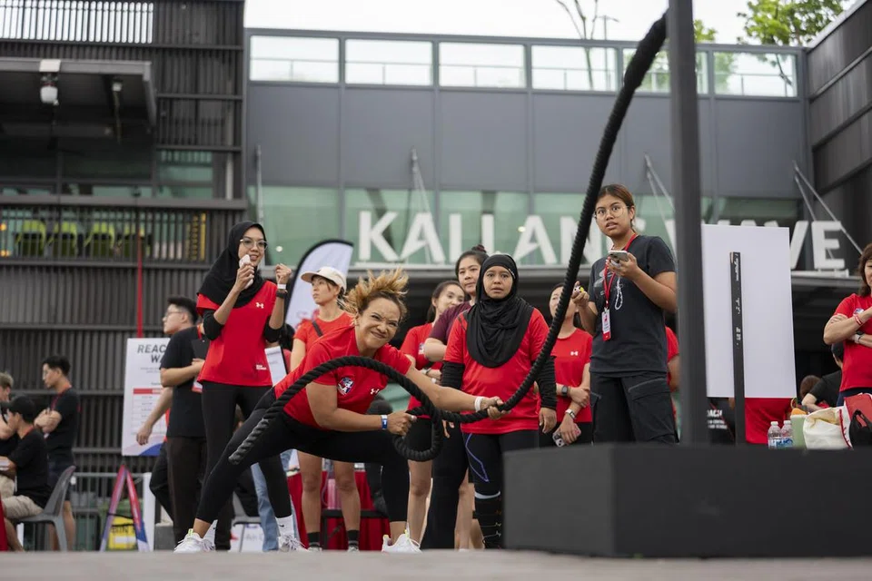 Peserta acara sukan, The Great 117, sebuah cabaran kecergasan intensif yang diadakan khas untuk peserta berdaftar dalam Great Eastern Women’s Run (GEWR) 2025. Ia menguji ketahanan kekuatan mereka di stesen permainan Battle Rope.