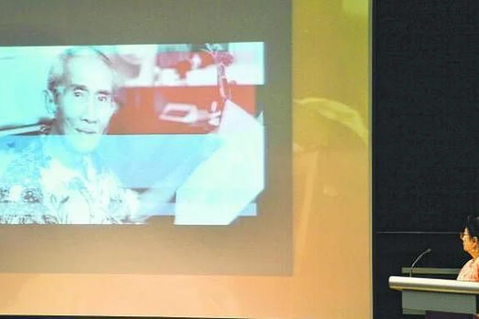 BERJIWA PATRIOTIK: Dengan falsafah daripada perbilangan Minang, 'Di mana bumi dipijak, di situ langit dijunjung', Pak Zubir Said menyuakan jiwa raganya untuk Singapura tanpa mengharap sanjungan dan ganjaran. Daripada sekitar 1,500 gubahan lagunya, 'Majulah Singapura' sebagai lagu kebangsaan terus tiada ternilai sebagai doanya untuk watan ini. Gambar menunjukkan anaknya, Dr Rohana Zubir (kanan), ketika menyampaikan ceramah mengenai ayahnya di Auditorium Taman Warisan Melayu baru-baru ini. - Foto JOHARI RAHMAT 