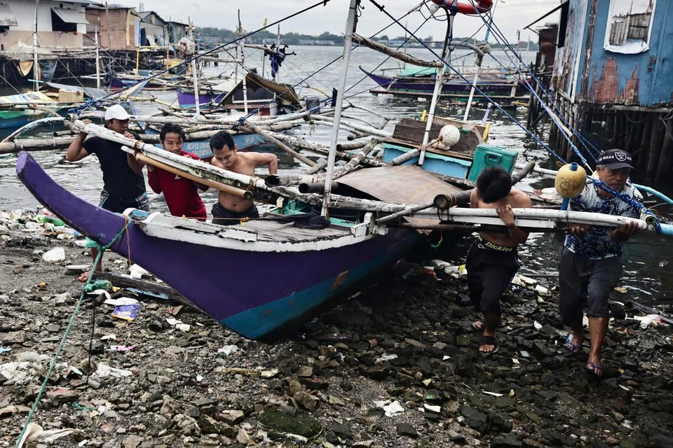 Nelayan mengikat bot mereka sebagai persediaan menghadapi ribut yang semakin hampir di bandar Cavite, Filipina, 26 September 2025. Agensi cuaca negara Filipina memberi amaran kepada orang ramai supaya berwaspada terhadap banjir, tanah runtuh dan lonjakan ombak ketika Ribut Tropika Bualoi menuju ke wilayah tengah negara itu.