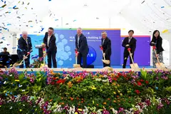(Dari kiri) Ketua Operasi KLA Singapura, Encik Gregory Grant; Presiden KLA Singapura dan Naib Presiden Kanan, Operasi Global KLA Corp, Encik Theo Kneepkens; Naib Presiden Eksekutif dan Ketua Pegawai Kewangan KLA Corp, Encik Bren Higgins; Timbalan Perdana Menteri, Encik Gan Kim Yong; Naib Presiden Eksekutif, Lembaga Kemajuan Ekonomi (EDB), Encik Pee Beng Kong; dan Pengarah Kumpulan JTC, Cik Yvonne Lim, di majlis pecah tanah kilang baru keempat KLA pada 3 Oktober.