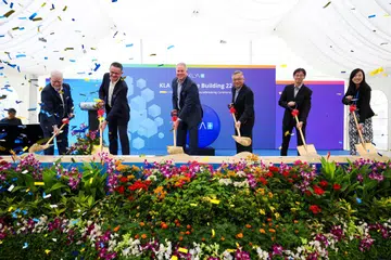 (Dari kiri) Ketua Operasi KLA Singapura, Encik Gregory Grant; Presiden KLA Singapura dan Naib Presiden Kanan, Operasi Global KLA Corp, Encik Theo Kneepkens; Naib Presiden Eksekutif dan Ketua Pegawai Kewangan KLA Corp, Encik Bren Higgins; Timbalan Perdana Menteri, Encik Gan Kim Yong; Naib Presiden Eksekutif, Lembaga Kemajuan Ekonomi (EDB), Encik Pee Beng Kong; dan Pengarah Kumpulan JTC, Cik Yvonne Lim, di majlis pecah tanah kilang baru keempat KLA pada 3 Oktober.