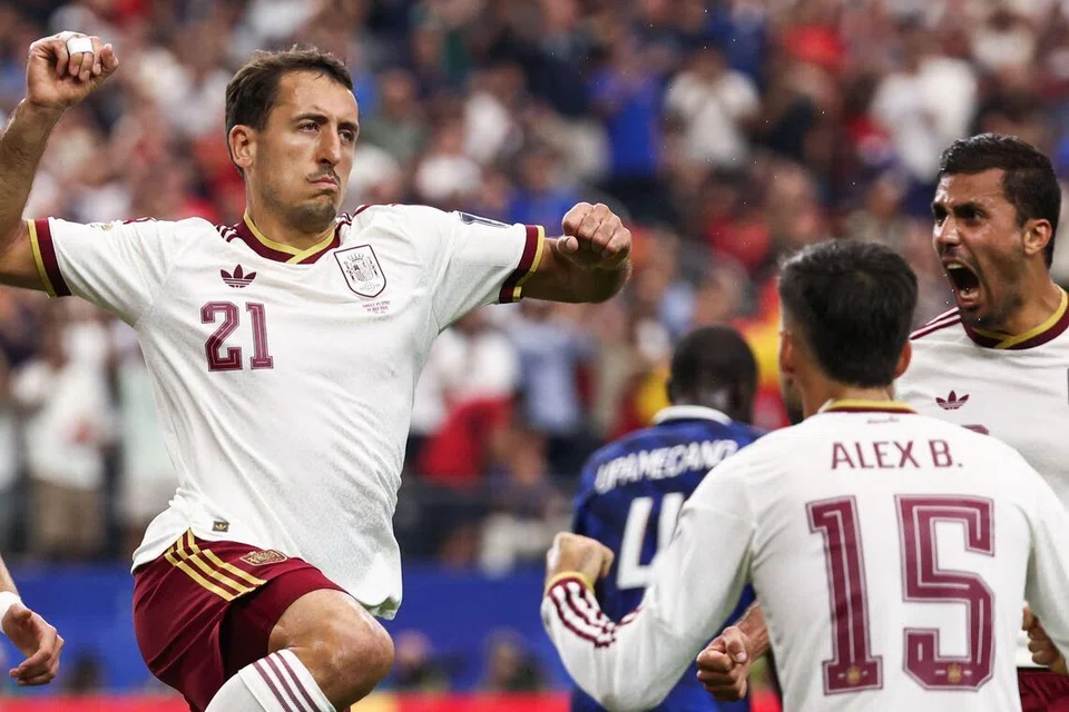 Penyerang Sepanyol Mikel Oyarzabal (kiri) meraikan jaringan penaltinya ke atas Perancis di perlawanan separuh akhir Piala Dunia 2026.