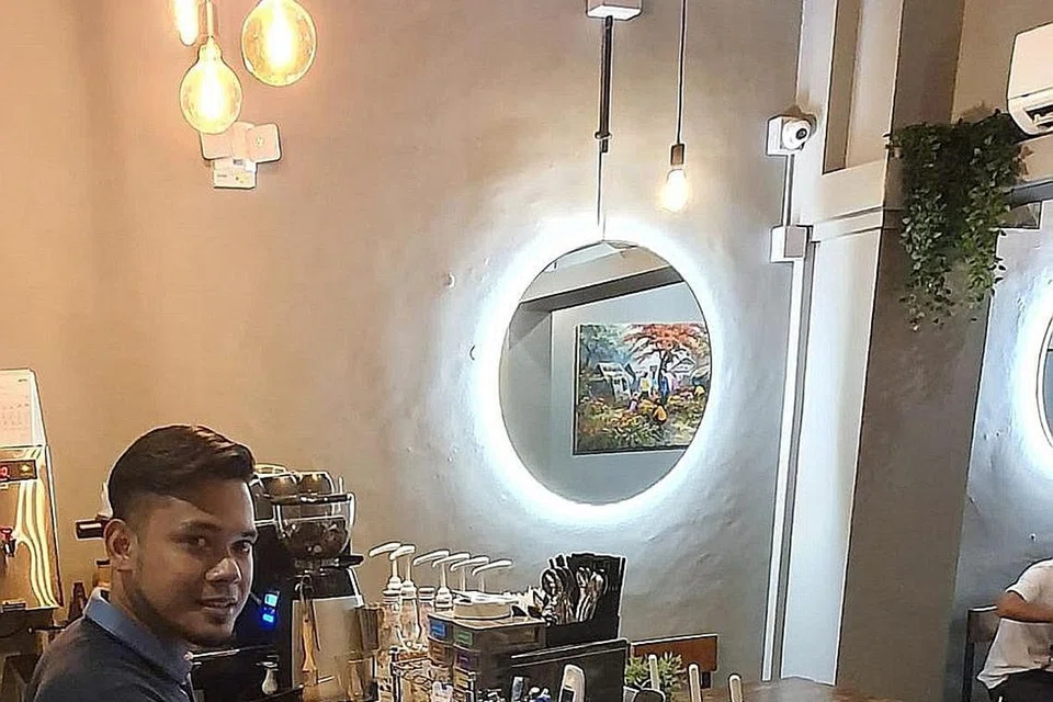 MUDAHKAN PROSES KERJA: Pemilik Restoran Taliwang, Encik Hamzah, sedang menunggu kelulusan bagi Geran Huraian Produktiviti (PSG) yang akan membantunya mengurangkan kos pemasaran. - Foto ihsan HAMZAH MOHAMAD SALIM