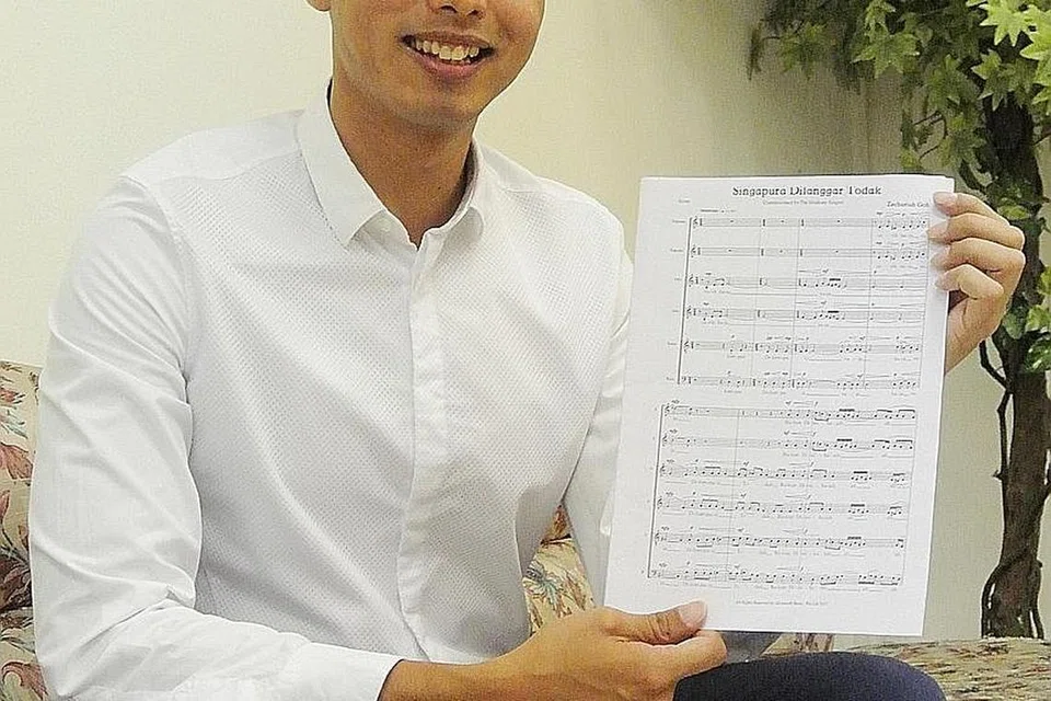 LAGU CIPTAAN ASLI: Pengarah muzik The Graduate Singers, Adyll Hardy, bersama anggota koirnya akan menyanyikan lagu ciptaan asli, Singapura Dilanggar Todak, dalam Pertandingan Koir Antarabangsa Vietnam Kelima yang berlangsung dari 7 hingga 11 Jun ini. - Foto NURMAYA ALIAS