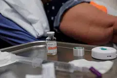RAWATAN COVID-19: Pertubuhan Kesihatan Sedunia (WHO) telah menganjurkan penggunaan rawatan antibodi sintetik, Regeneron, untuk Covid-19, namun hanya individu yang dijangkiti dengan profil kesihatan tertentu boleh mengambil kombo antibodi itu. - Foto REUTERS