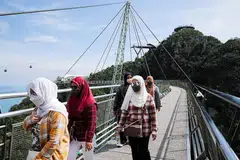 MULA KEMBALI: Pelancong mula kembali ke pusat peranginan, Langkawi, selepas teruk terjejas dengan Covid-19. - Foto fail