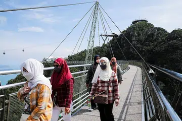MULA KEMBALI: Pelancong mula kembali ke pusat peranginan, Langkawi, selepas teruk terjejas dengan Covid-19. - Foto fail