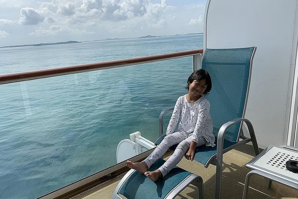 REHATKAN MINDA: Mata dihidangkan dengan pemandangan indah saujana mata memandang, sambil menikmati angin laut bersepoi-sepoi di balkoni bilik. - Foto BH oleh NUR HUMAIRA SAJAT