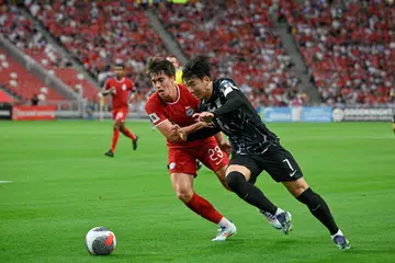 Kapten Korea Selatan, Son Heung-min (kanan) dan pemain Singapura, Harhys Stewart (kiri) bergelut untuk mendapatkan bola dalam perlawanan kelayakan Piala Dunia 2026 antara Singapura dengan Korea Selatan di Stadium Negara pada 6 Jun. 