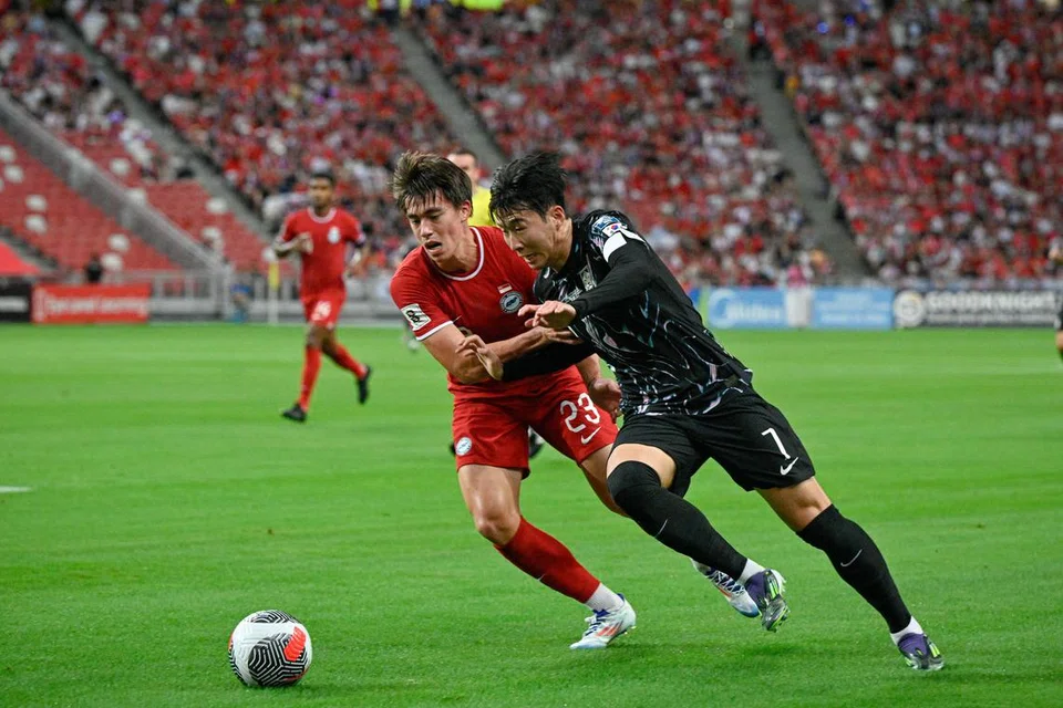 Kapten Korea Selatan, Son Heung-min (kanan) dan pemain Singapura, Harhys Stewart (kiri) bergelut untuk mendapatkan bola dalam perlawanan kelayakan Piala Dunia 2026 antara Singapura dengan Korea Selatan di Stadium Negara pada 6 Jun. 
