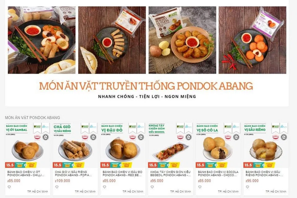 PASARAN LUAR NEGARA PERTAMA: Encik Hasan berkata lebih 70 karton produk makanan Pondok Abang sudah dihantar ke Vietnam bulan lalu. (Gambar atas) Produk-produknya telah dijual dalam talian di Ho Chi Minh. - Foto-foto PONDOK ABANG