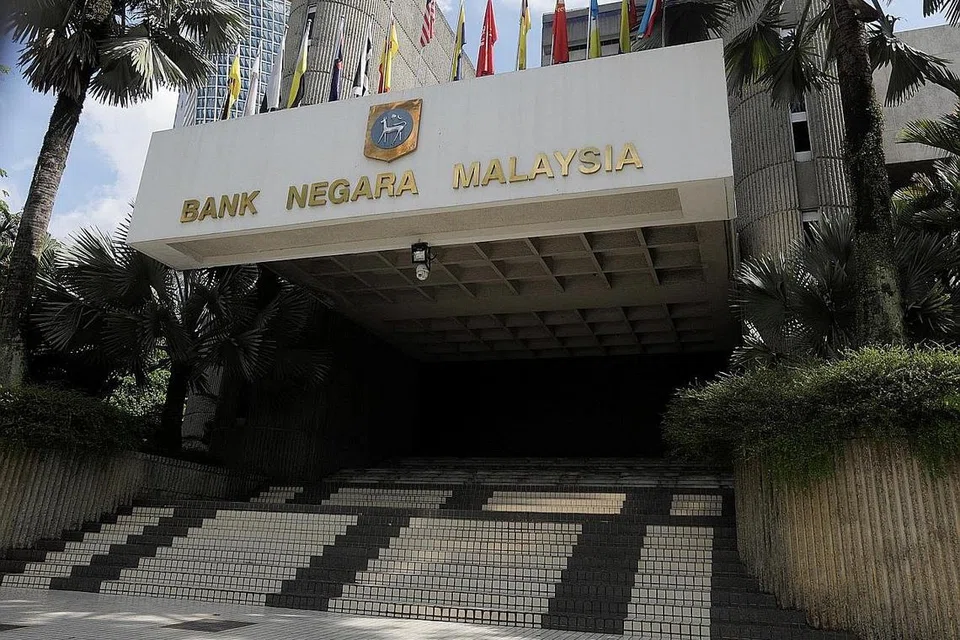 MAHU KAWAL INFLASI: Bank Negara Malaysia menaikkan Kadar Dasar Semalaman (OPR) kerana, seperti yang ditegaskan Gabenor BNM, Tan Sri Nor Shamsiah Mohd Yunus, kenaikan itu perlu demi mengekang kadar inflasi melonjak tinggi. - Foto-foto REUTERS