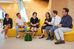 (Dari kiri) Pengarah dan moderator program bersekutu Yayasan Lien, Cik Yang Hui Wen; ketua eksekutif Yayasan Lien, Encik Lee Poh Wah; ketua Bahagian Sokongan dan Penjagaan Paliatif Singapura dan perunding kanan, Cik Shirlynn Ho; pengarah pendidikan Pusat Penjagaan Paliatif Lien, Cik Alethea Yee; perunding kanan perubatan paliatif, Encik Neo Han Yee dan ketua pembangunan klinikal Yayasan Rawatan di Rumah, Encik Ng Wai Chong dalam perbincangan panel semasa acara pelancaran program ‘Pulse Palliative Care’ di Yayasan Lien, Wisma Atria pada 9 Oktober. 