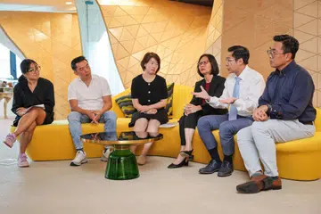 (Dari kiri) Pengarah dan moderator program bersekutu Yayasan Lien, Cik Yang Hui Wen; ketua eksekutif Yayasan Lien, Encik Lee Poh Wah; ketua Bahagian Sokongan dan Penjagaan Paliatif Singapura dan perunding kanan, Cik Shirlynn Ho; pengarah pendidikan Pusat Penjagaan Paliatif Lien, Cik Alethea Yee; perunding kanan perubatan paliatif, Encik Neo Han Yee dan ketua pembangunan klinikal Yayasan Rawatan di Rumah, Encik Ng Wai Chong dalam perbincangan panel semasa acara pelancaran program ‘Pulse Palliative Care’ di Yayasan Lien, Wisma Atria pada 9 Oktober. 