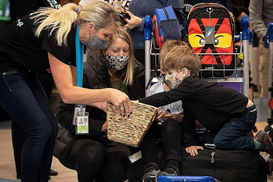 BUKA PINTU: New Zealand mengalu-alukan ribuan pelancong dari seluruh dunia pada Mei lalu sedang negara itu membuka semula sempadannya. - Foto AUCKLAND AIRPORT/FACEBOOK