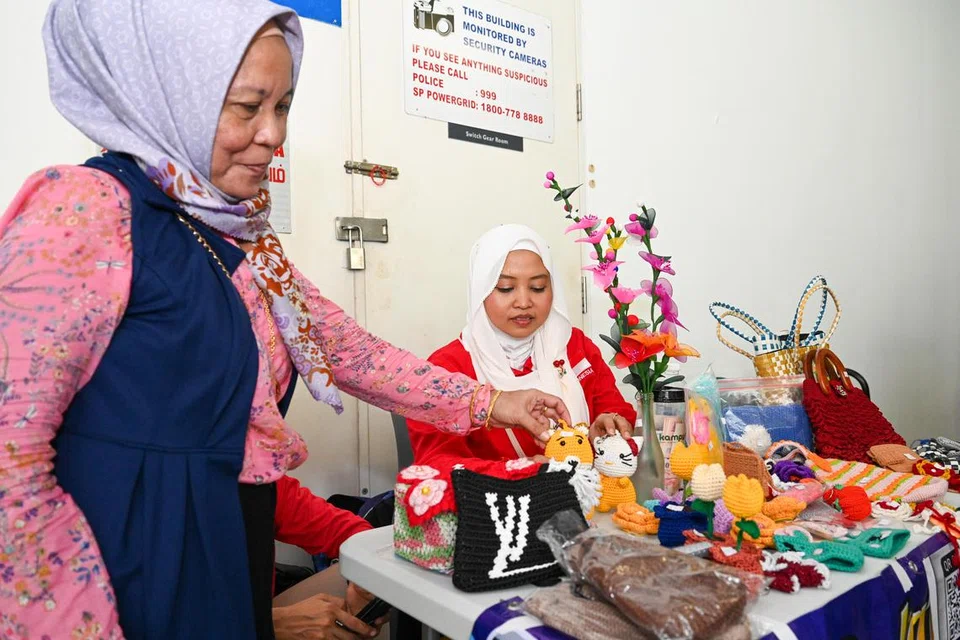 Aktiviti mengait adalah salah satu daripada kegiatan yang diadakan semasa acara Karnival Hari Kebangsaan. 