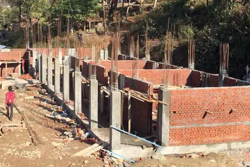 LEBIH KUKUH: Mercy Relief menyokong pembinaan bilik darjah yang lebih berdaya tahan terhadap gempa bumi di Nepal. Bilik-bilik darjah ini juga boleh digunakan sebagai pusat pemindahan masyarakat untuk melindungi penduduk lain jika berlaku bencana. - Foto MERCY RELIEF