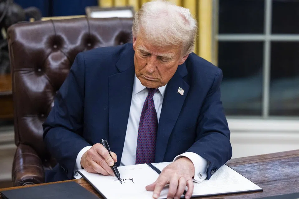 Presiden Amerika Syarikat, Donald Trump, memulakan hari pertamanya sebagai Presiden ke-47 dengan menandatangani pelbagai arahan eksekutif di Pejabat Oval, Rumah Putih. Antara arahan tersebut termasuk pengampunan kepada defendan yang terlibat dalam rusuhan 6 Januari 2021 serta penangguhan larangan aplikasi TikTok selama 75 hari.
