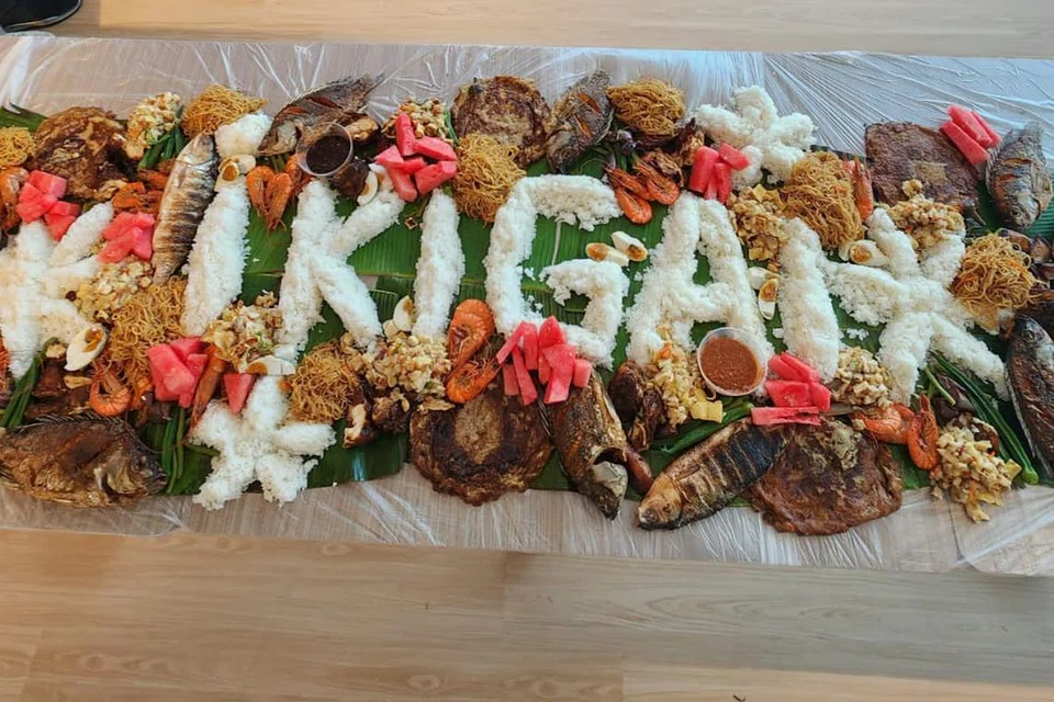 Hiasan hidangan ‘boodle fight’ yang disajikan oleh restoran Nanay’s Kitchen untuk pelanggannya boleh dijamu secara bersama sehingga 10 orang.
