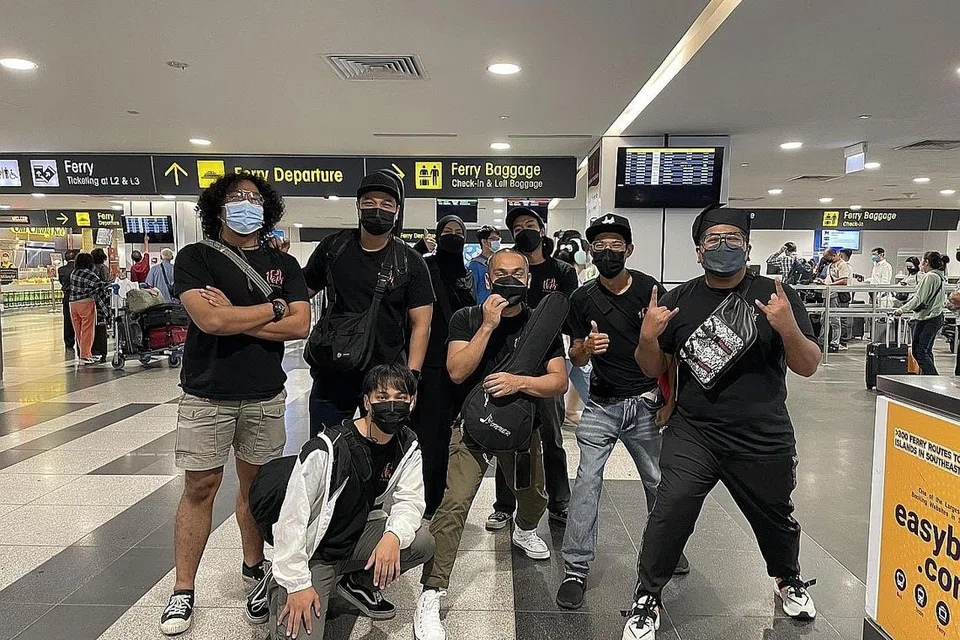 DESTINASI TRANSIT: Bagi menjimatkan belanja, kumpulan Nadi Singapura naik feri ke Batam sebelum menyambung perjalanan dengan menaiki pesawat domestik ke Pekan Baru bagi menyertai sebuah festival.