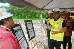 Pengerusi Jawatankuasa Kerja Raya, Pengangkutan, Infrastruktur dan Komunikasi Johor, Encik Mohamad Fazli Mohamad Salleh (kedua dari kanan), melawat tapak projek pembinaan tanjakan di Bandar Penawar, Pengerang, Johor.