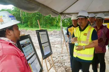 Pengerusi Jawatankuasa Kerja Raya, Pengangkutan, Infrastruktur dan Komunikasi Johor, Encik Mohamad Fazli Mohamad Salleh (kedua dari kanan), melawat tapak projek pembinaan tanjakan di Bandar Penawar, Pengerang, Johor.