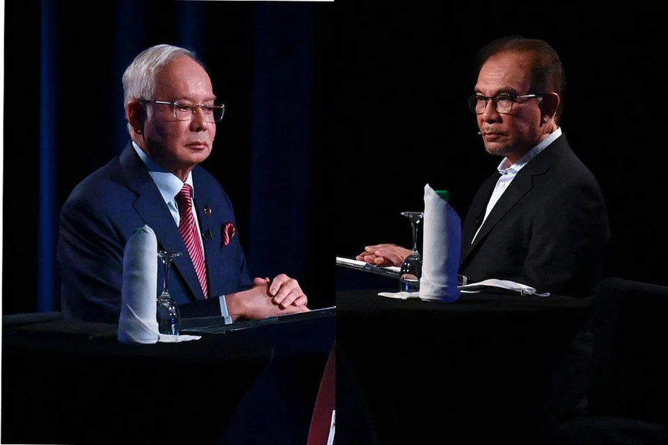 HALA TUJU NEGARA: Antara isu utama perdebatan yang menjadi perhatian ialah visi hala tuju negara yang jelas berbeza antara dua pemimpin, Datuk Seri Najib Razak (kiri) dengan Datuk Seri Anwar Ibrahim (kanan). - Foto AFP