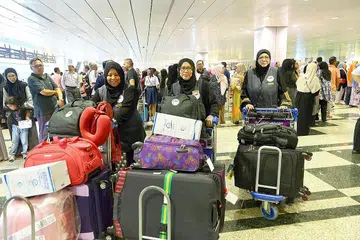 CABARAN CUACA PANAS: Jururawat sukarelawan Cik Noormala Sayuti (tengah) mengakui selepas wukuf ramai jemaah mengadu masalah sakit kaki, tumit kaki merekah dan kulit kering. Ini tambahan kepada penyakit biasa lain seperti flu dan demam. - Foto TUKIMAN WARJI