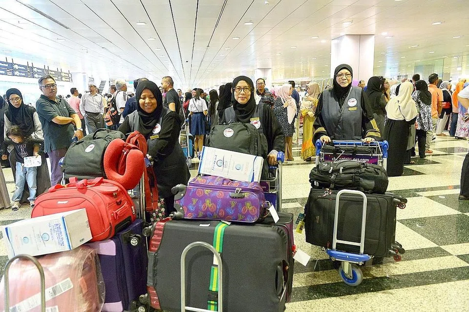 CABARAN CUACA PANAS: Jururawat sukarelawan Cik Noormala Sayuti (tengah) mengakui selepas wukuf ramai jemaah mengadu masalah sakit kaki, tumit kaki merekah dan kulit kering. Ini tambahan kepada penyakit biasa lain seperti flu dan demam. - Foto TUKIMAN WARJI