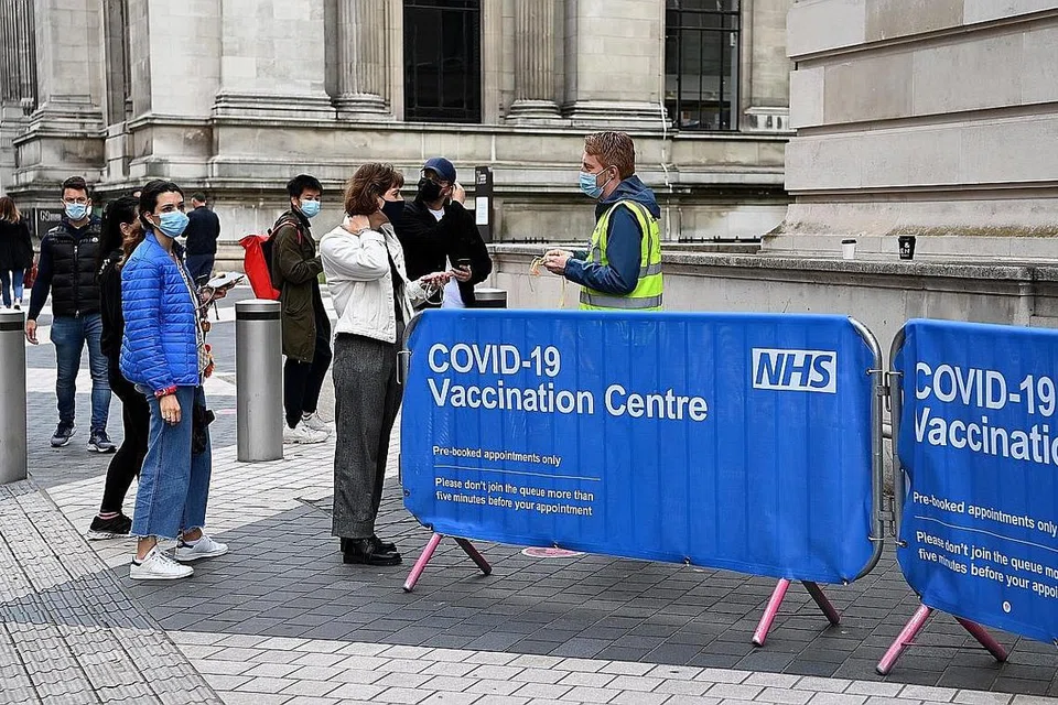 DAPAT KAWAL PENULARAN: Dengan kadar vaksinasi 82.5 peratus orang dewasa telah menerima satu dos suntikan vaksin Covid-19 dan 60 peratus lagi sudah menerima dua dos, Britain dapat menurunkan dengan banyak kes harian jangkitan Covid-19. - Foto EPA-EFE