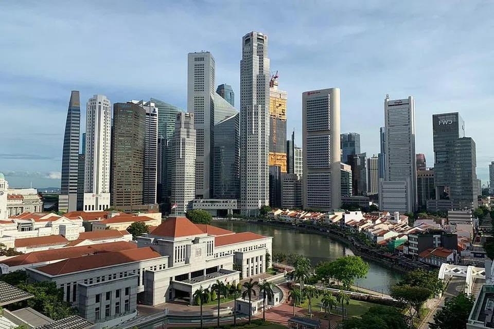 TANGANI BERSAMA: Menteri Kewangan Kedua merangkap Menteri di Pejabat Perdana Menteri, Cik Indranee Rajah, dalam catatan di Facebook berkata, pemerintah telah memberi sokongan kewangan lebih $16 bilion kepada rakyat dan syarikat Singapura sehingga Mei ini. 