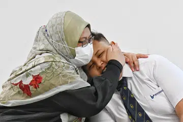 Muhammad Qu’syairie Abdullah, 17 tahun, bersama ibunya, Cik Nurqariah Osman, 42 tahun. Qu’syairie adalah antara 9,369 calon kursus Menengah 4 Normal (Akademik) (NA) yang menerima keputusan peperiksaan GCE Peringkat N(A) 2024 pada 16 Disember. 