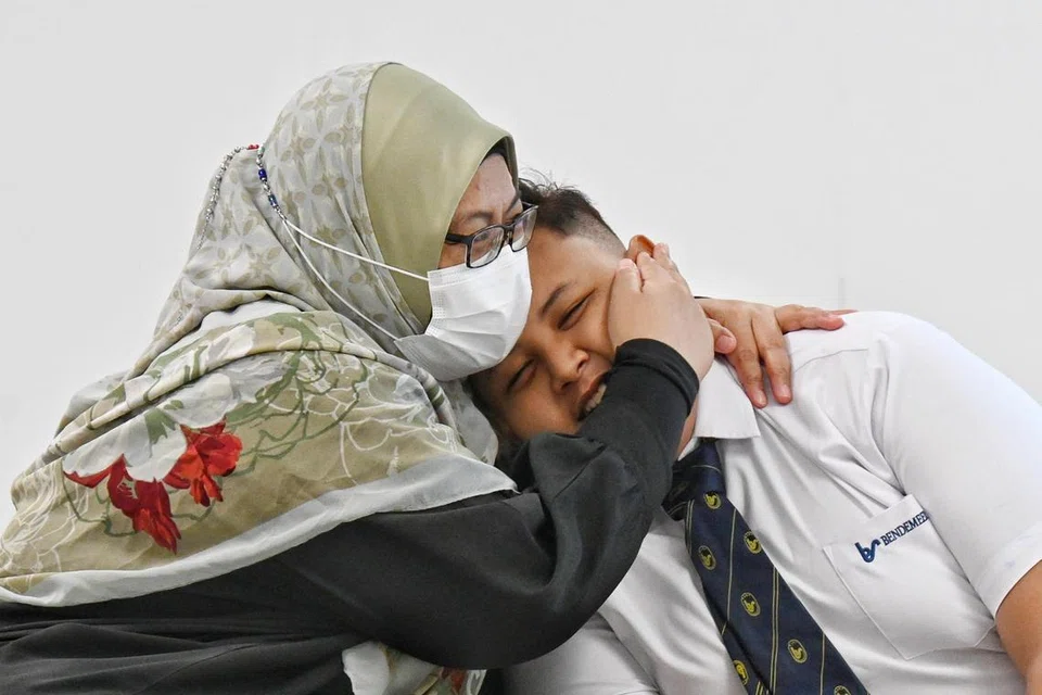 Muhammad Qu’syairie Abdullah, 17 tahun, bersama ibunya, Cik Nurqariah Osman, 42 tahun. Qu’syairie adalah antara 9,369 calon kursus Menengah 4 Normal (Akademik) (NA) yang menerima keputusan peperiksaan GCE Peringkat N(A) 2024 pada 16 Disember. 