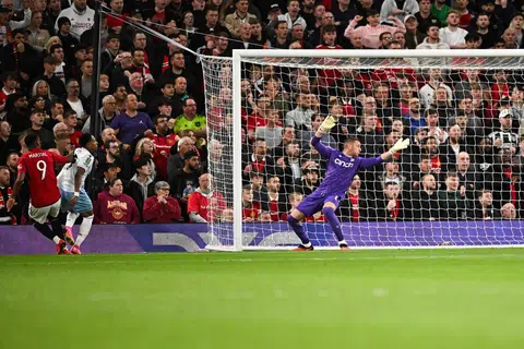 JARING GOL CANTIK: Penyerang Manchester United, Anthony Martial (nombor 9), menjaringkan gol ketiga pasukannya untuk melengkapkan kemenangan 3-0 atas Crystal Palace dalam Piala Liga.