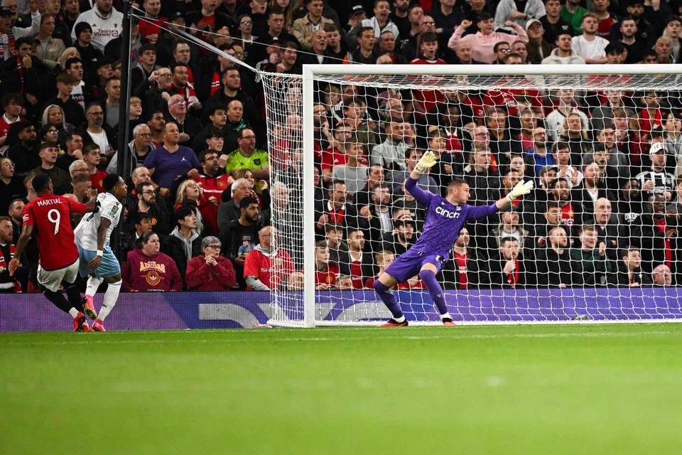 JARING GOL CANTIK: Penyerang Manchester United, Anthony Martial (nombor 9), menjaringkan gol ketiga pasukannya untuk melengkapkan kemenangan 3-0 atas Crystal Palace dalam Piala Liga.