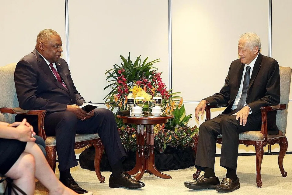 TEMUAN MENTERI PERTAHANAN: Dr Ng Eng Hen (kanan) menyambut kunjungan Encik Lloyd Austin (kiri) dengan pertemuan mereka diadakan sempena Dialog Shangri-La (SLD) di sini. - Foto BH oleh GIN TAY