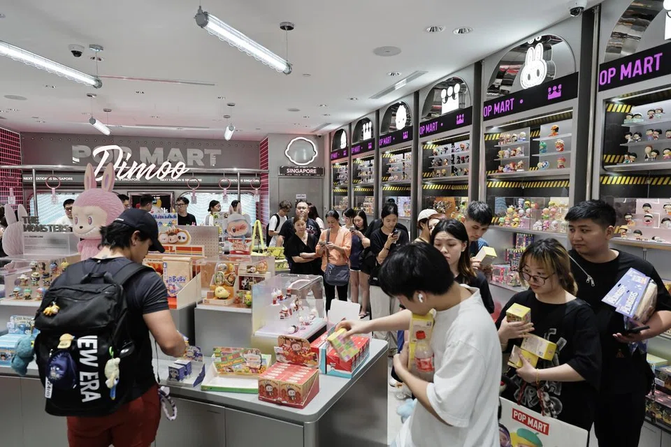Keadaan di cawangan Pop Mart Ion Orchard pada 28 Jun 2025 ketika pelancaran koleksi baru Labubu daripada Pop Mart yang berkonsepkan snek kedai serbaneka.