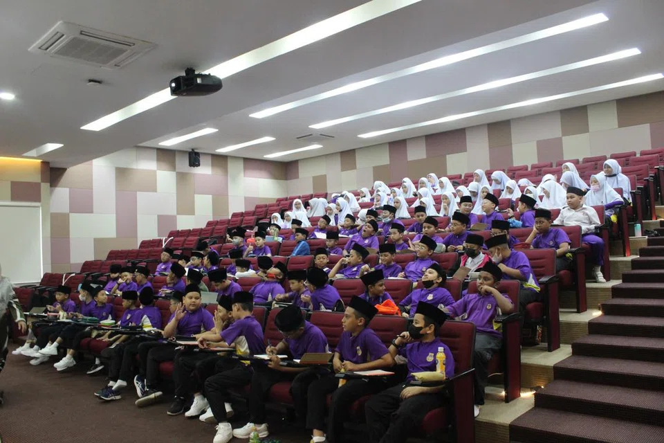 Pelajar Madrasah Wak Tanjong juga perlu mengikuti sesi pembelajaran di teater sekolah kerana kekurangan ruang kelas yang tersedia. 