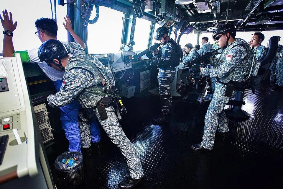 Latihan bersama antara Angkatan Bersenjata Singapura (SAF) dengan Tentera Nasional Indonesia (TNI) bermula pada 1974 apabila tentera laut kededua negara bergabung dalam Latihan Eagle Indopura. Latihan bersama ini diteruskan hingga masa ini. Dalam Latihan Eagle Indopura tahun ini antara kegiatan latihan yang dijalankan ialah siri antipengganasan dalam sekitaran maritim. Pasukan Bertindak Keselamatan Maritim RSN (gambar) telah bergabung dengan Kumpulan Keselamatan Angkatan Laut Barat GUSKAMLABAR TNI AL untuk menangani 'ancaman' di laut. Tahun ini Angkatan Laut Republik Singapura menyertakan aset seperti frigat RSS Formidable, Korvette RSS Valor, dan buat kali pertama, kapal RSS Independence turut serta. TNI AL pula mengerahkan dua frigat, KRI Diponegoro dan KRI Sultan Iskandar Muda, kapal peronda KRI Pulau Rusa, pasukan gerak khas GKBA dan pesawat rondaan Maritim CN-235.