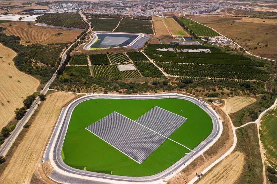 TAPAK KUASA TENAGA SOLAR: Pemandangan dari udara panel solar yang dibangunkan oleh sebuah syarikat Israel di Kibbutz, Israel, pada Jun 2023. 